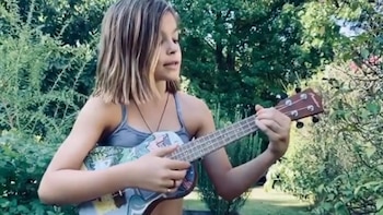 Tiene 10 años, canta covers