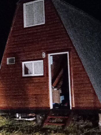 Una de las cabañas asaltadas