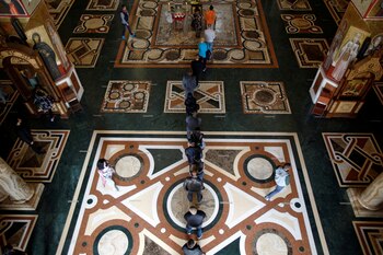 Personas hacen fila para rendir