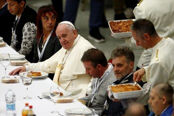 El papa Francisco durante un almuerzo con personas en situación de pobreza en el Vaticano (REUTERS/Guglielmo Mangiapane)