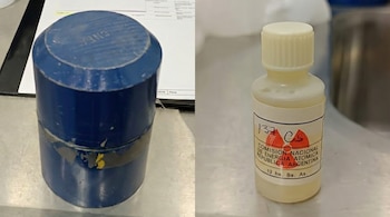 Imagen partida de un contenedor cilíndrico azul en la izquierda y una pequeña botella transparente con líquido y etiqueta de la CNEA Argentina en la derecha.
