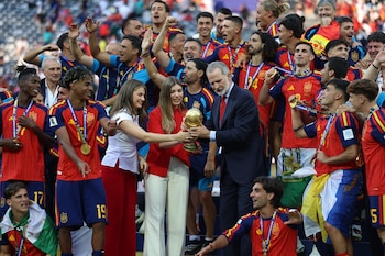 Felipe VI, la princesa Leonor y la infanta Sofía celebran con los jugadores de España la victoria frente a Argentina en la final del Mundial 2026. EFE / Octavio Guzmán