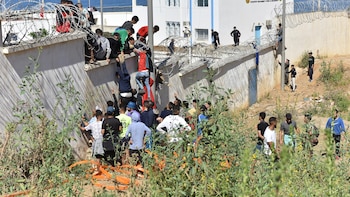 Las autoridades marroquíes usan cañones de agua para dispersar a cientos de personas de camino a Ceuta
