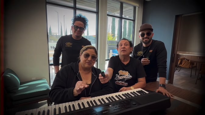 A través de un video publicado en las redes sociales, los Hermanos Flores informaron que realizaron su último ensayo para la presentación de esta tarde./(Facebook Hermanos Flores)