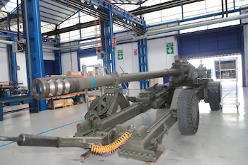 Obús remolcado M-56 del Ejército