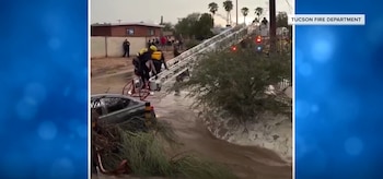 Los rescatistas enfrentaron caminos anegados, barro y suelo inestable para llegar al área afectada por la inundación (Captura NBC News)