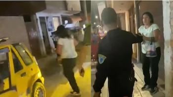 Dos capturas de video nocturnas donde un policía sostiene del brazo a una mujer junto a un automóvil amarillo en la calle