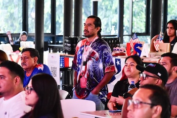 Estadounidenses y salvadoreños unidos apoyando en la fase de dieciseisavos de final.(Infobae Centroamérica/Emerson del Cid)