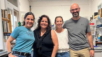 Los investigadores Yanina Ditamo, Leticia