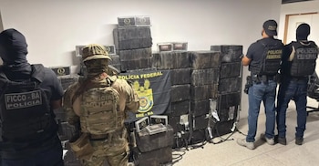 Las autoridades brasileñas ante la droga incautada (Policía Federal de Brasil)