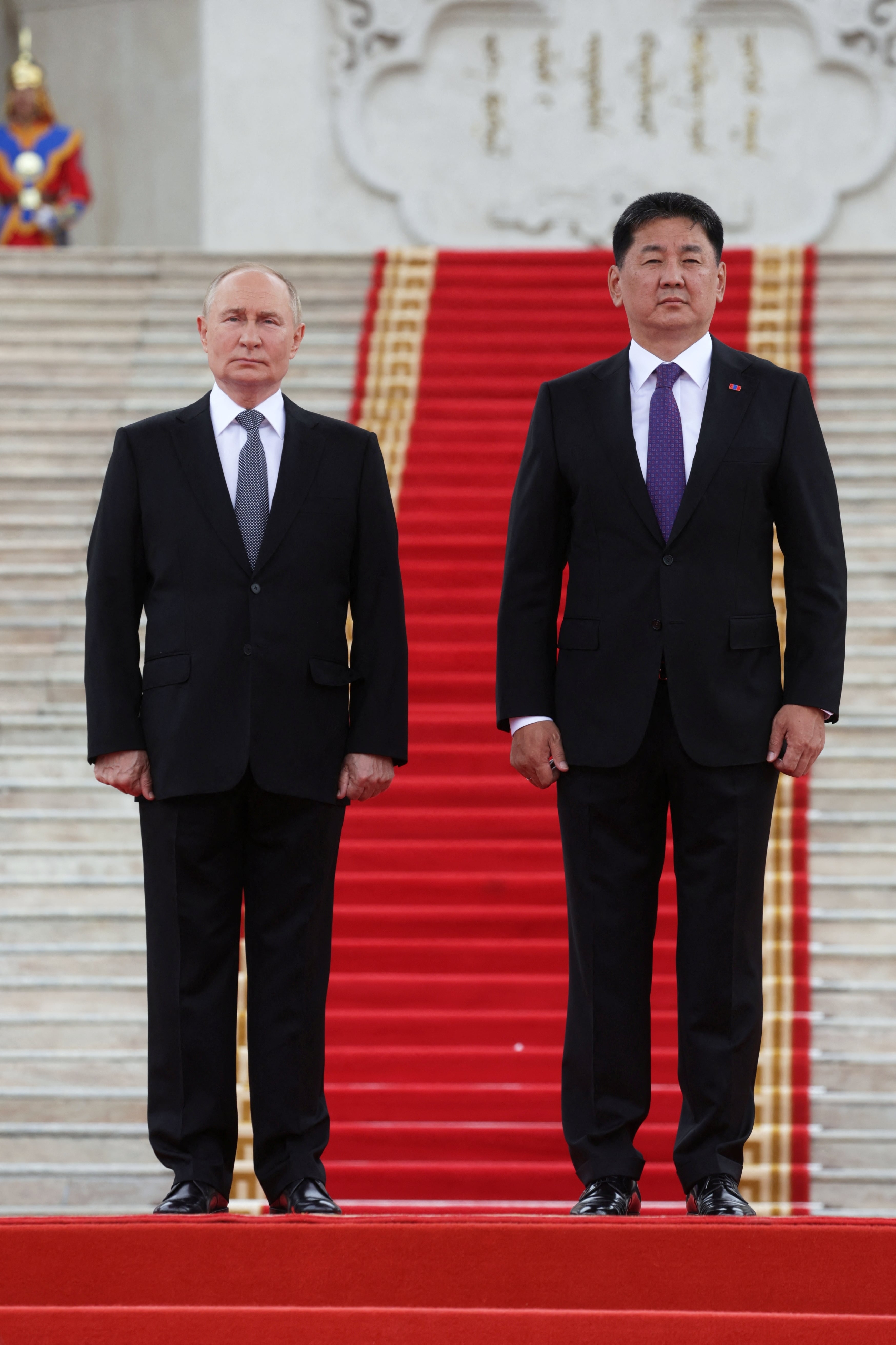 Alfombra roja: la bienvenida de Ukhnaagiin Khurelsukh, presidente de Mongolia, a Vladimir Putin en Ulán Bator (Sputnik/Vyacheslav Prokofyev/REUTERS)