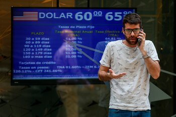Históricamente, el dólar ha servido de refugio para los ahorros de muchos argentinos, frente a un peso siempre frágil y expuesto a fuertes ciclos devaluatorios. EFE/Juan Ignacio Roncoroni/Archivo