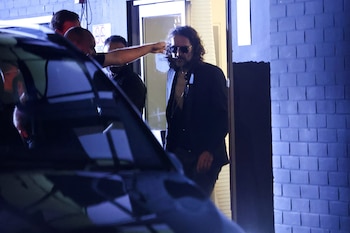 Russell Brand camina fuera del