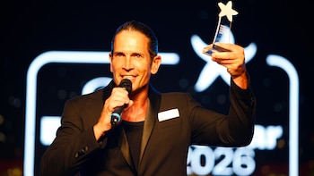 Diego Ramos exhibe su galardón