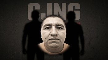 Retrato de Audias Flores Silva, un hombre de tez morena y cabello rapado, mirando al frente, sobre un fondo oscuro con el logo CJNG y dos siluetas borrosas detrás.