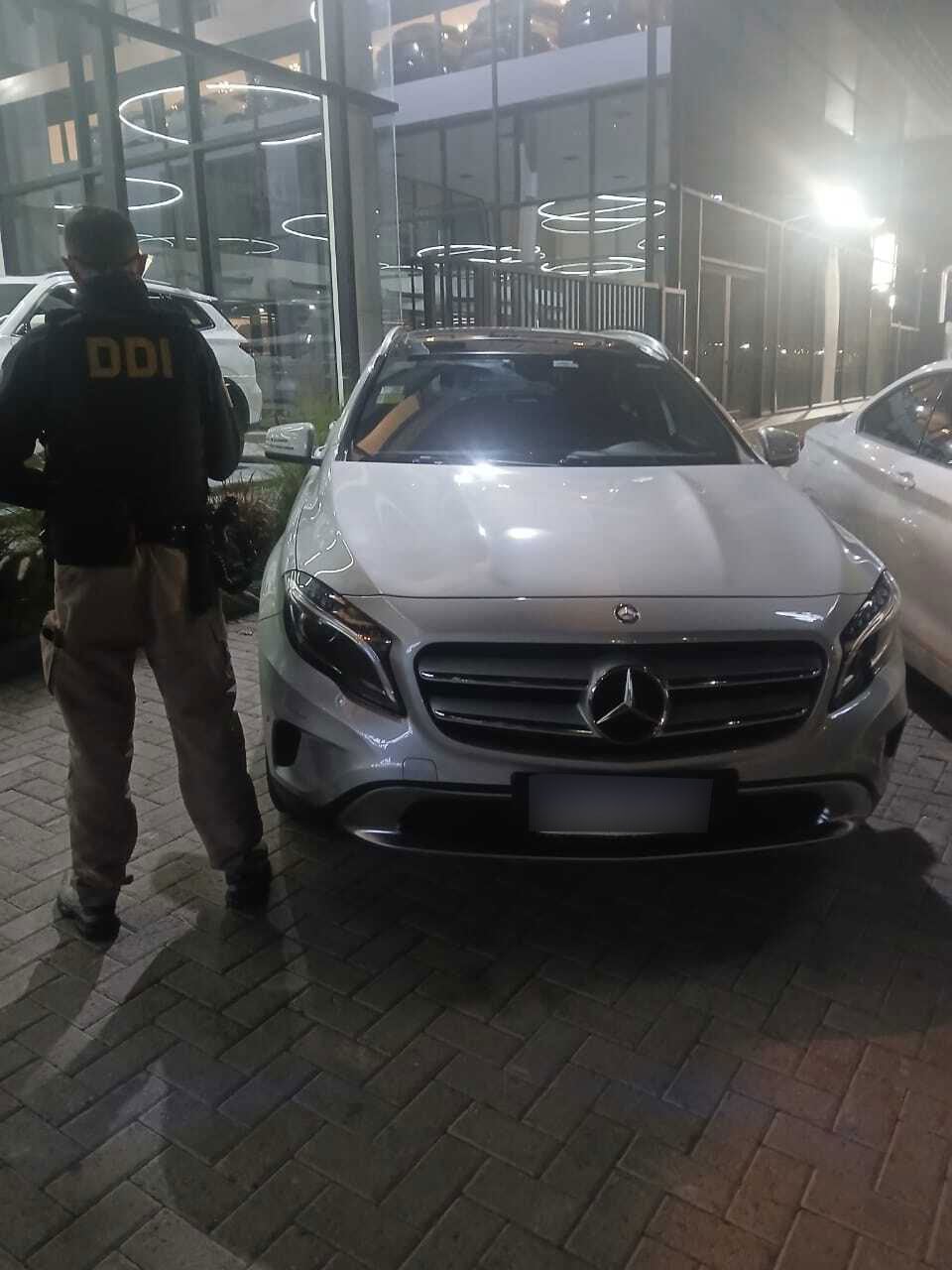 Otro auto incautado: un Mercedes Benz