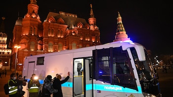 Agentes de policía detienen a