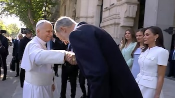 La reina Letizia mantiene el ‘privilegio de blanco’ en su segundo encuentro con León XIV: un espectacular vestido dos piezas con falda midi