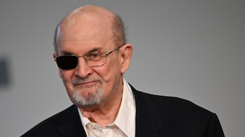 La Justicia de EEUU declara culpable de terrorismo al agresor del escritor británico Salman Rushdie