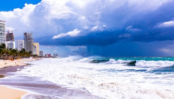Un poderoso huracán azota la