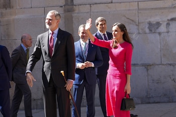 Cientos de personas dan la bienvenida a los Reyes a su llegada a la plaza de Santa María de Jaén. (FRANCIS J. OLMO/EUROPA PRESS).