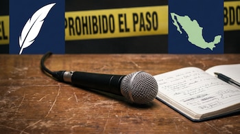 Micrófono caído y libreta en mesa de madera. Fondo con cinta amarilla 'Prohibido el Paso', logo de pluma blanca y mapa de México verde claro.