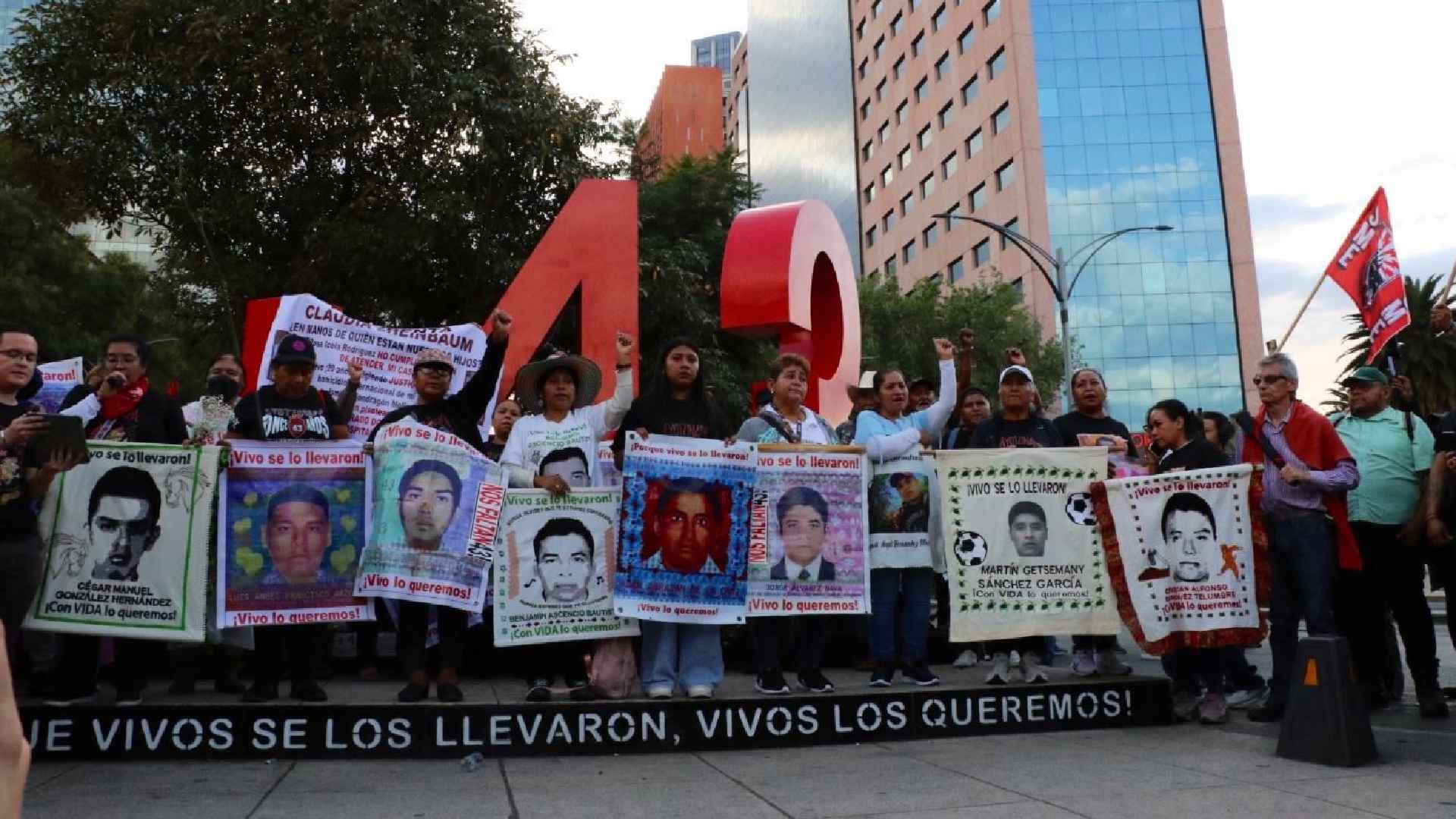 Familiares y manifestantes realizan un pase de lista por los 43 normalistas de Ayotzinapa frente al Antimonumento. (X/ @CentroProdh)