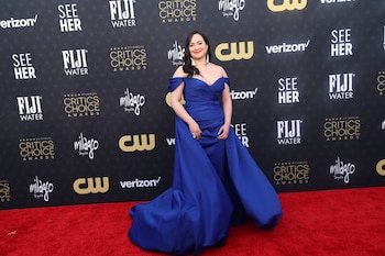 Lily Gladstone y un vestido