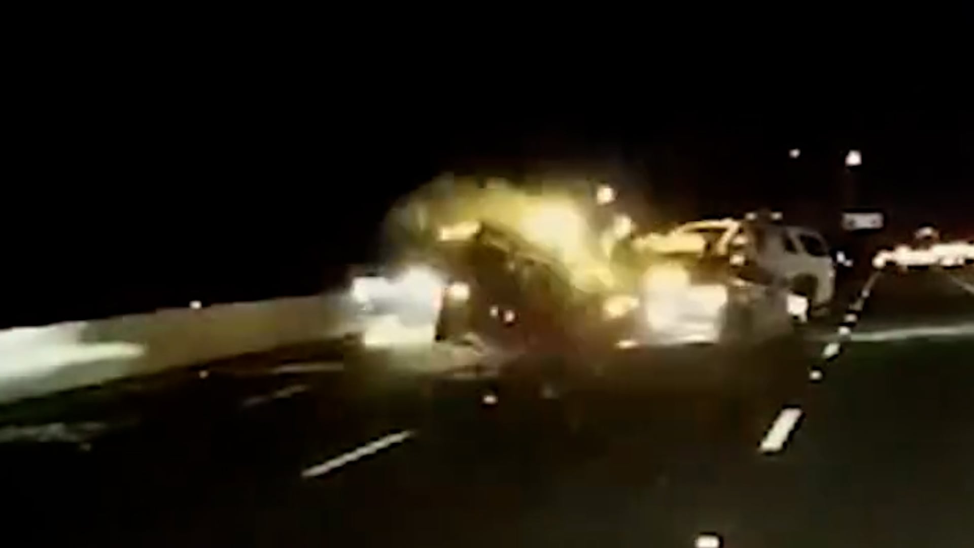 Un conductor de 22 años declaró que dormía con el sistema Full Self-Driving activado cuando su Tesla embistió una patrulla policial en la Interestatal 80 (Captura de video)