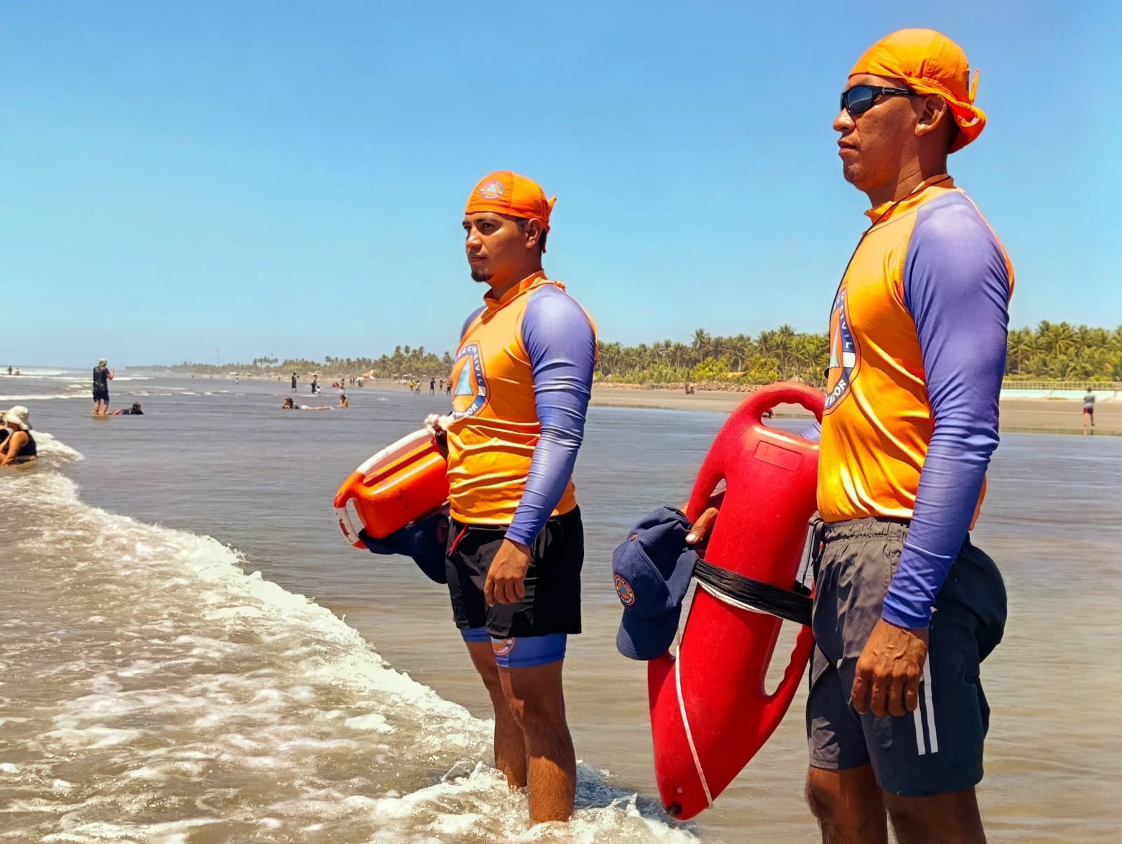 La Unidad de Guardavidas y la Dirección General de Protección Civil establecen vigilancia en 170 puntos y 30 playas ante el fuerte oleaje. (Foto cortesía Protección Civil)
