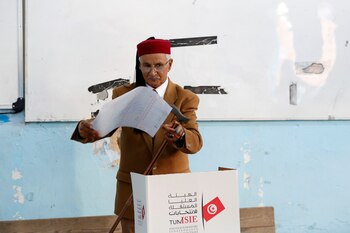 Un hombre emite su voto