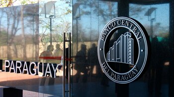 Fotografía de la entrada a la sede del Banco Central del Paraguay (BCP) en Asunción (Paraguay). EFE /Noelia F. Aceituno /Archivo