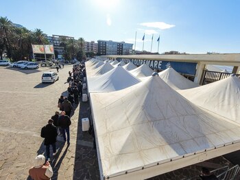 Decenas de personas esperan su turno para ser vacunadas en Nápoles, este sábado. EFE/EPA/CESARE ABBATE