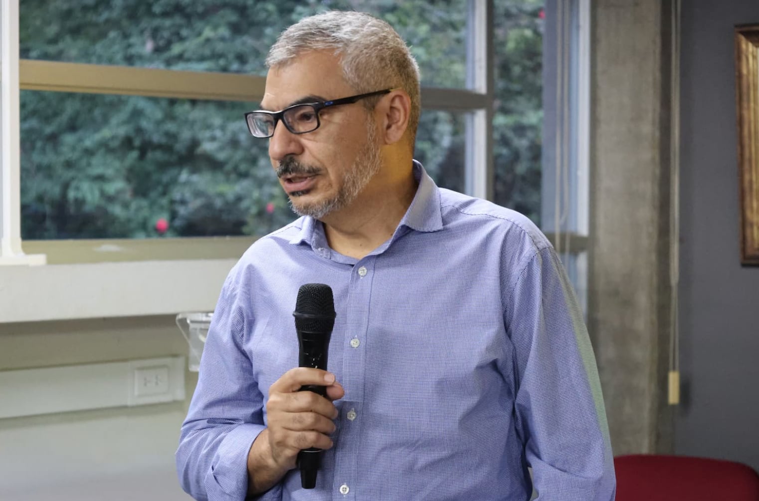 El investigador Julimar Da Silva Bichara advirtió que trabajar jornadas de 12 horas podría reducir la productividad conforme avanza el día laboral. Crédito: UNA Comunica