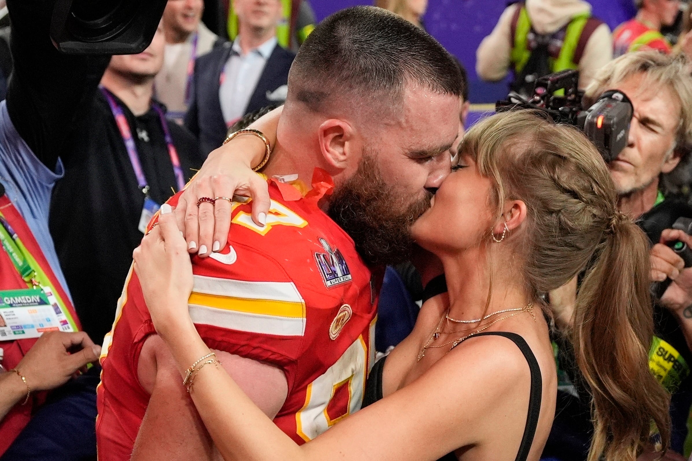 Taylor Swift y Travis Kelce celebran su boda en el Madison Square Garden con una fiesta para más de 1.000 invitados tras una ceremonia privada (AP Foto/John Locher).