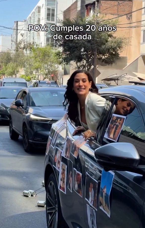 La conductora salió a las calles limeñas con su camioneta decorada con recuerdos personales y música de boda, celebrando dos décadas de amor frente a peatones sorprendidos. (Instagram)