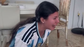 El ruego viral de la hija de Mónica Ayos y Diego Olivera en el partido de Argentina: “¡Quebranten ese muro!”