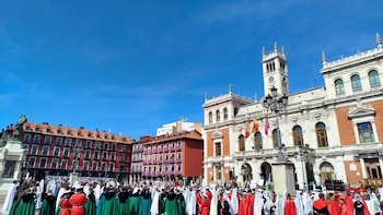 El Encuentro entre Jesús Resucitado y su Madre congrega a miles de personas en la Plaza Mayor de Valladolid