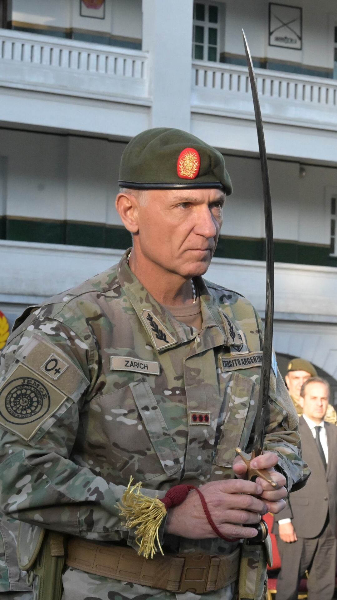 El general Zarich con la réplica del sable corvo del General San Martín, símbolo de mando en el Ejército