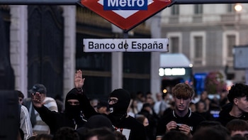 Unas 400 personas se concentran en Madrid contra la acampada de Sol y por la vivienda "social y nacional"