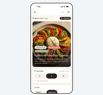 Una pantalla de teléfono móvil muestra la receta "California Sunshine Caprese" con duraznos, tomates, burrata y albahaca. Hay opciones de porciones y dietas