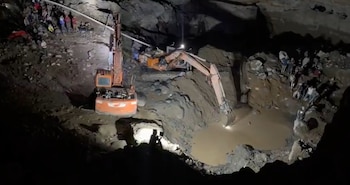 La comunidad de Puerto Rico inició la búsqueda con herramientas básicas y aportó retroexcavadoras para remover la tierra acumulada por el derrumbe - crédito Ungrd