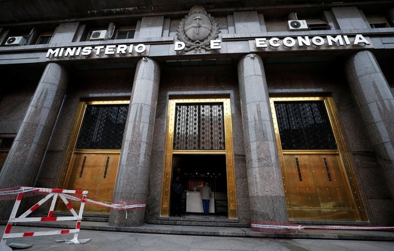 Foto de archivo . Una persona en el edificio del Ministerio de Economía en el distrito financiero de Buenos Aires, Argentina. REUTERS/Agustin Marcarian