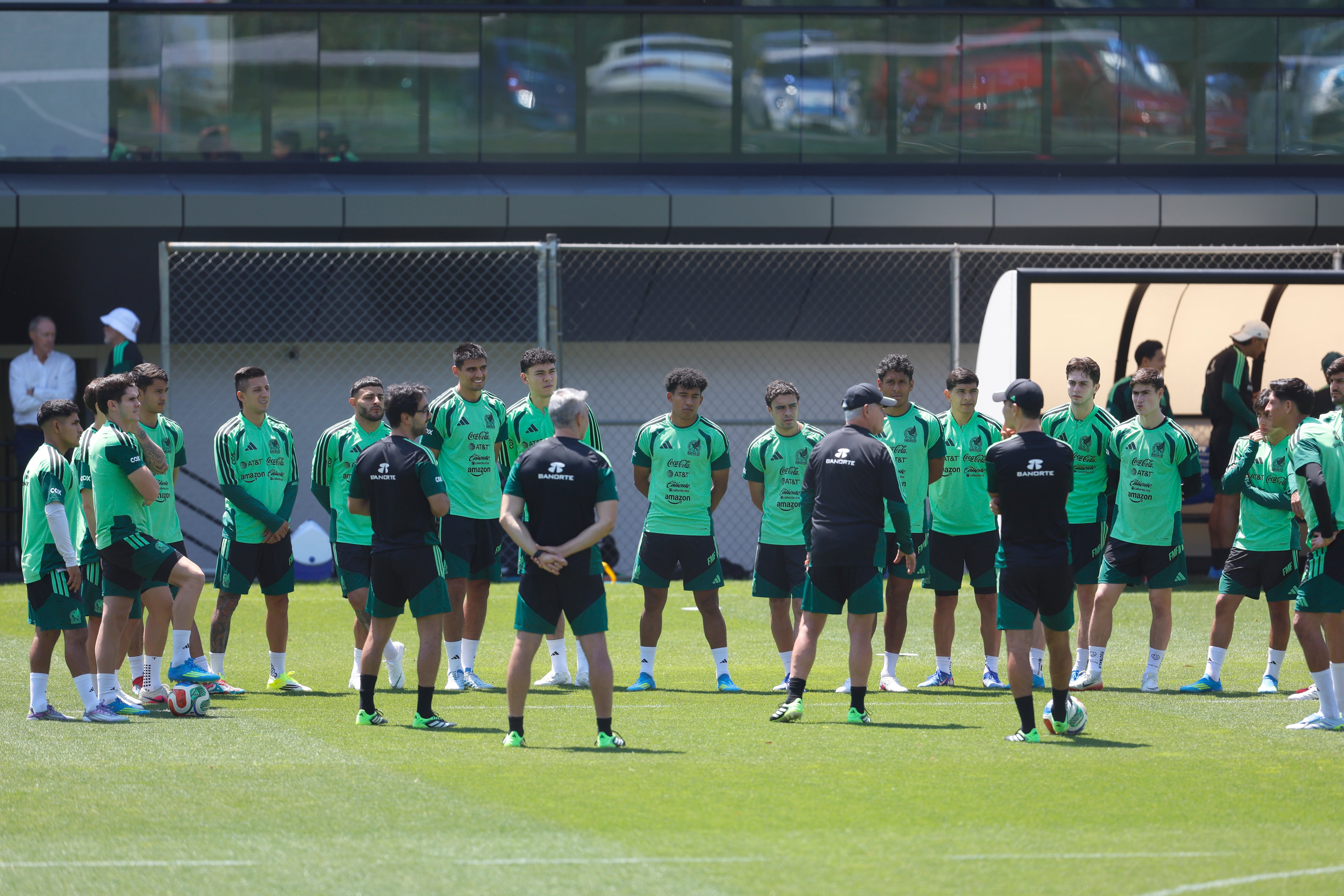 Integrantes del cuerpo técnico y jugadores de la selección mexicana de fútbol participan en un entrenamiento en el Centro de Alto Rendimiento (CAR) en Ciudad de México (México). Imagen de archivo. EFE/Sáshenka Gutiérrez