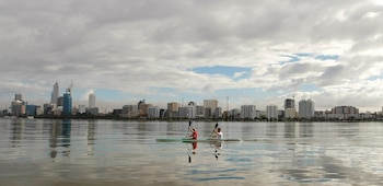 Perth integra su centro con el río Swan mediante Elizabeth Quay y suma áreas de trabajo, hoteles y recreación junto al agua (REUTERS/Tim Wimborne/File Photo)