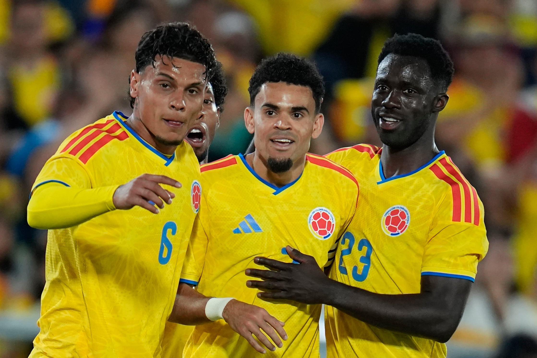 Luis Diaz, centro, de Colombia, celebra con sus compañeros de la selección después de marcar el segundo gol de su equipo contra Costa Rica en partido amistoso de preparación para la Copa del Mundo - crédito AFP