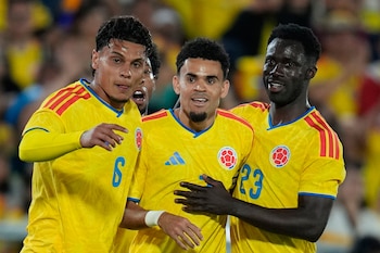 Luis Diaz, centro, de Colombia, celebra con sus compañeros de la selección después de marcar el segundo gol de su equipo contra Costa Rica en partido amistoso de preparación para la Copa del Mundo - crédito AFP