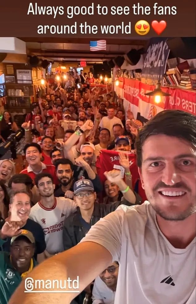El defensor del Manchester United compartió un cálido encuentro con hinchas del club inglés