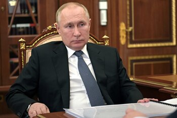 Russian President Vladimir Putin listens to Governor of the Novgorod Region Andrei Nikitin during a meeting at the Kremlin in Moscow, Russia March 22, 2022. Sputnik/Mikhail Klimentyev/Kremlin via REUTERS ATTENTION EDITORS - THIS IMAGE WAS PROVIDED BY A THIRD PARTY.