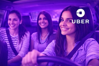 Una conductora sonriente de Uber y dos pasajeras felices dentro de un coche, con un filtro morado y el logo de Uber. Todas usan cinturón de seguridad.